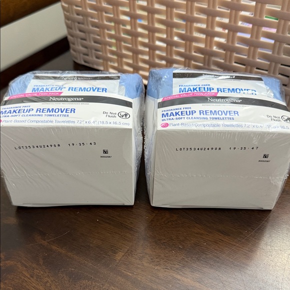 Neutrogena Blue Makeup Remover Wipes - 2x 2packs - Picture 3 of 3